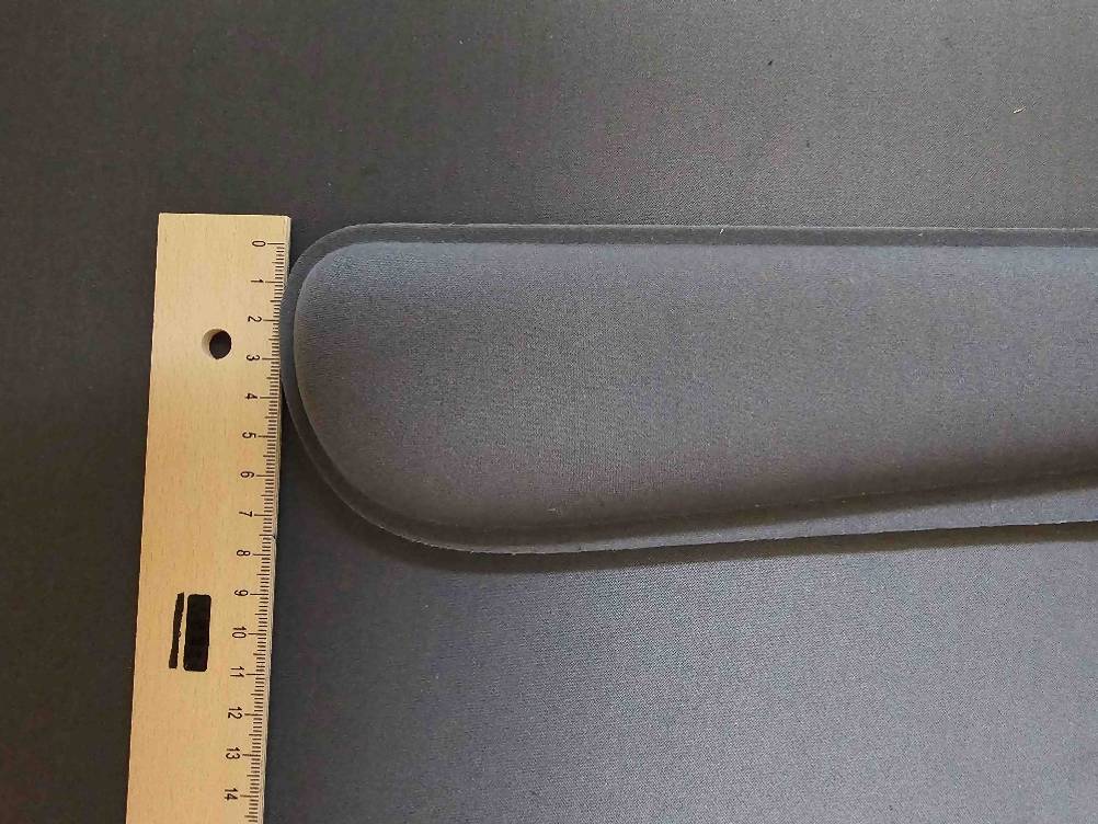 Neben einer getesteten Handballenauflage für die Tastatur liegt ein Lineal zum messen der Höhe.