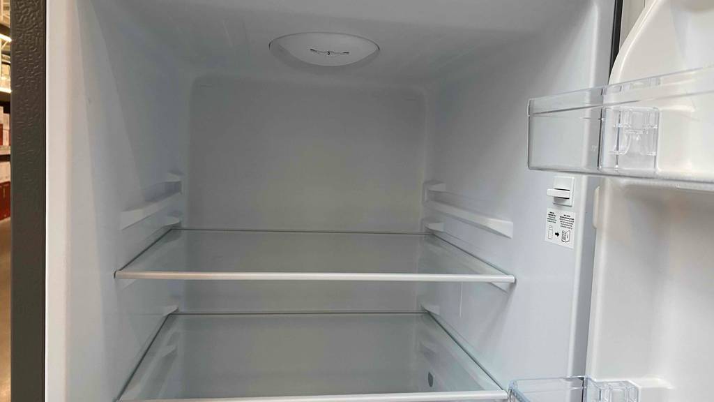 Oberer Innenraum einer getesteten Kühl-Gefrierkombination mit verstellbaren Glas-Ablageflächen.