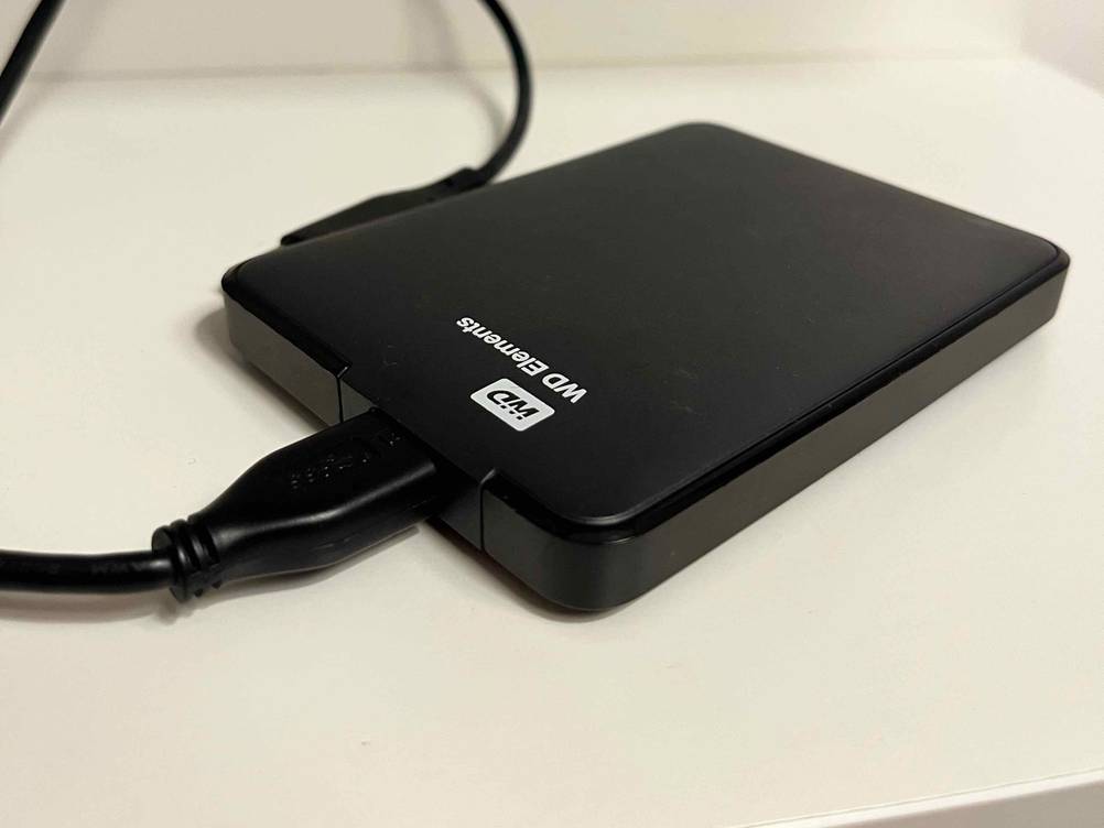 Nahaufnahme einer Ecke der Externe Festplatte (1 TB) im Test auf einer hellen Fläche.