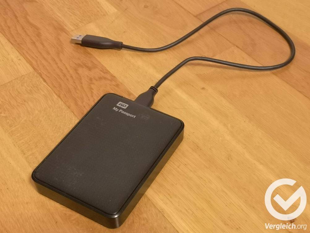 Getestete externe Festplatte von WD liegt auf Parkett-Boden.