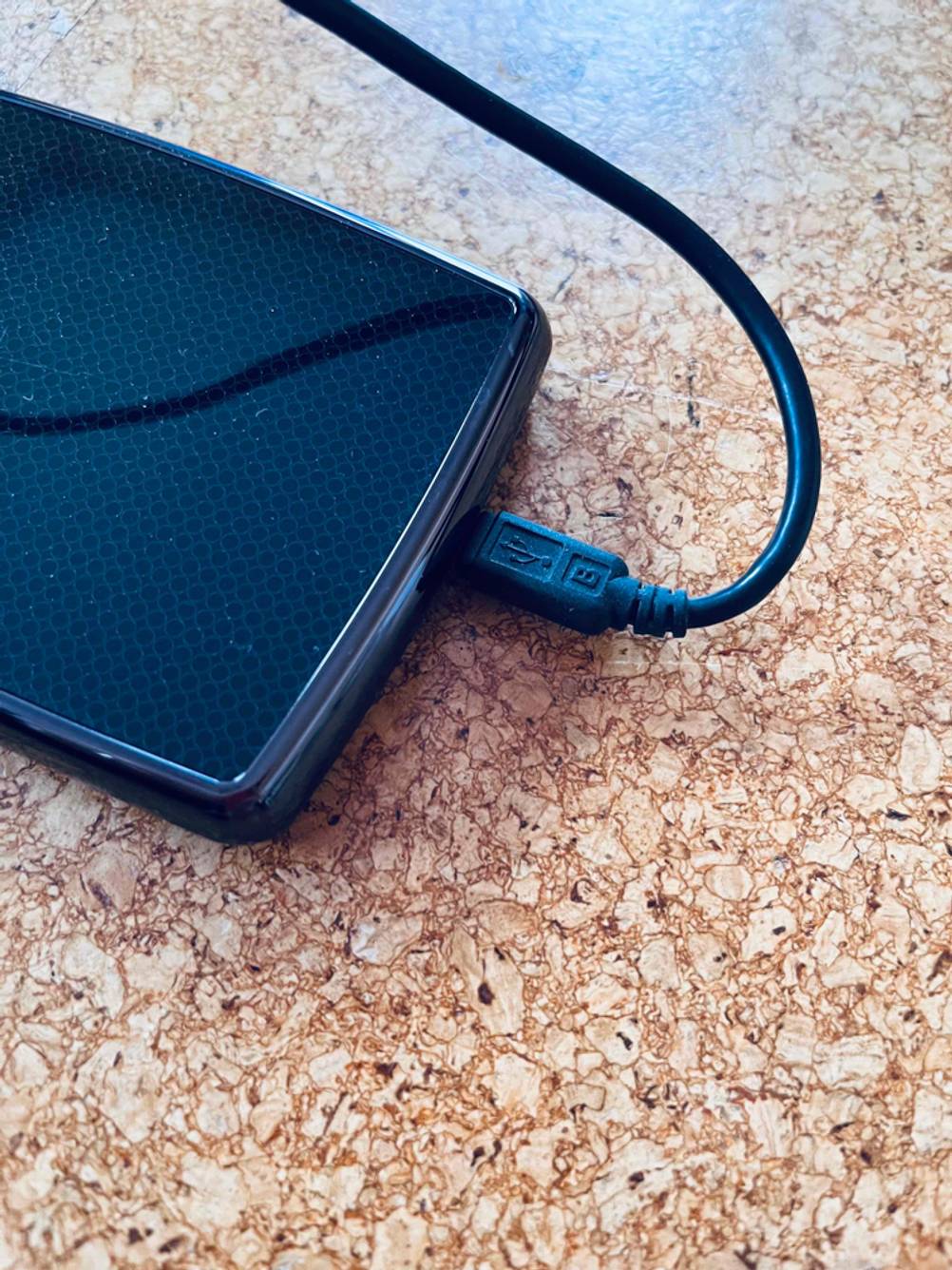 Nahaufnahme des Kabelanschlusses einer getesteten Externe Festplatte 3,5 Zoll.