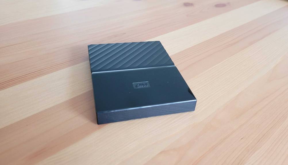 Externe SSD-Festplatte (1TB) getestet: Ein Produkt von schräg seitlich auf einem Holztisch.