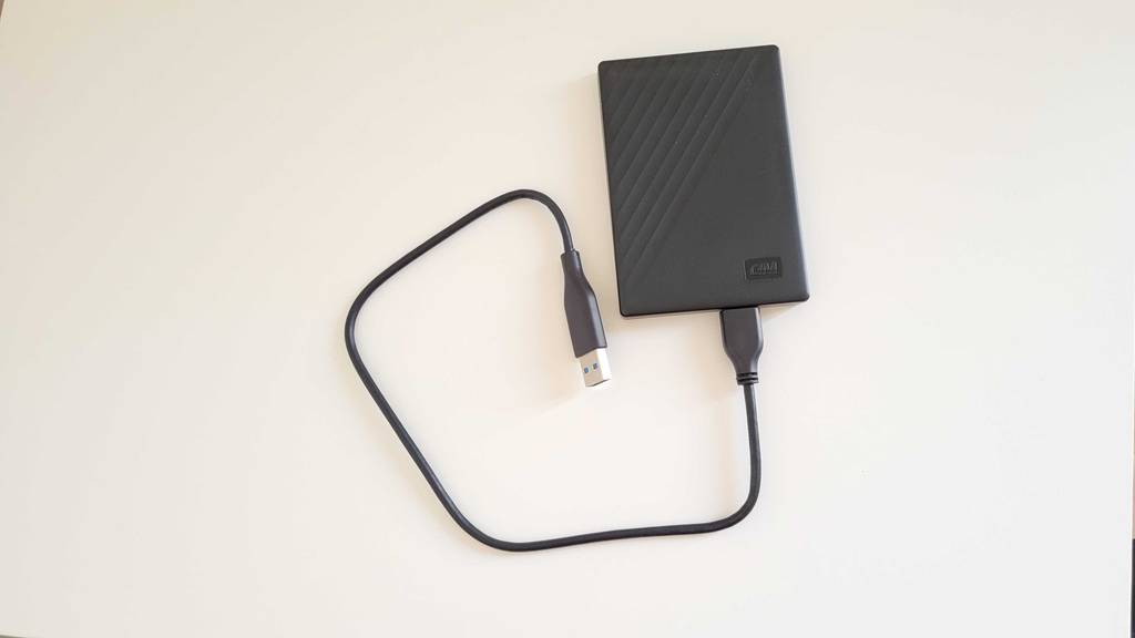 Externe-ssd-festplatte-2tb mit Kabel