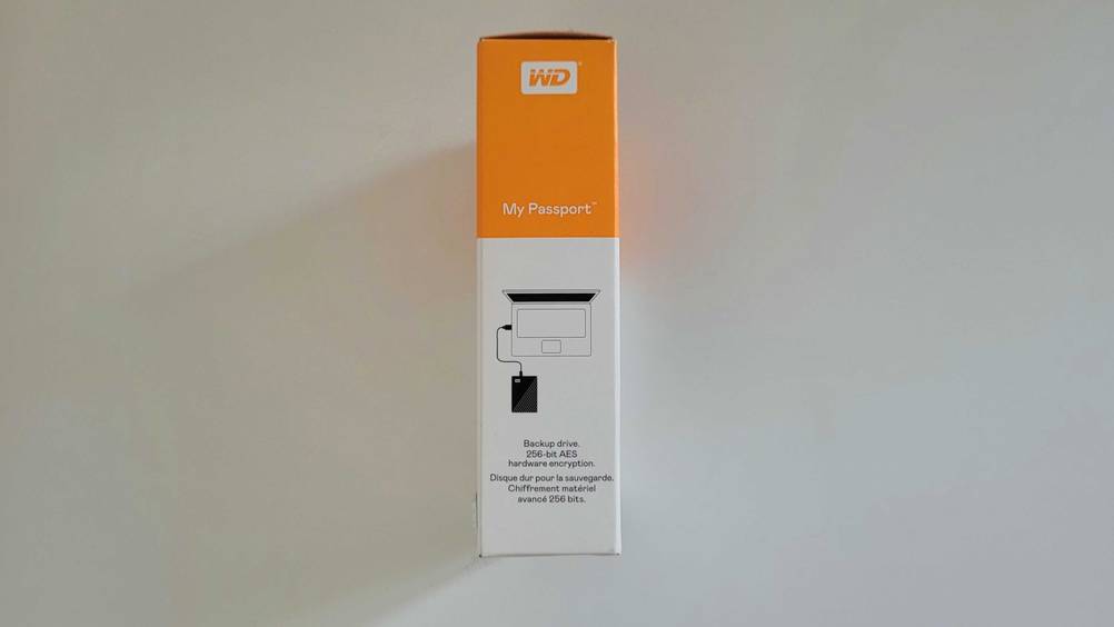 Externe SSD-Festplatte (2TB) getestet: Seitenansicht mit Grafik der Verpackung.