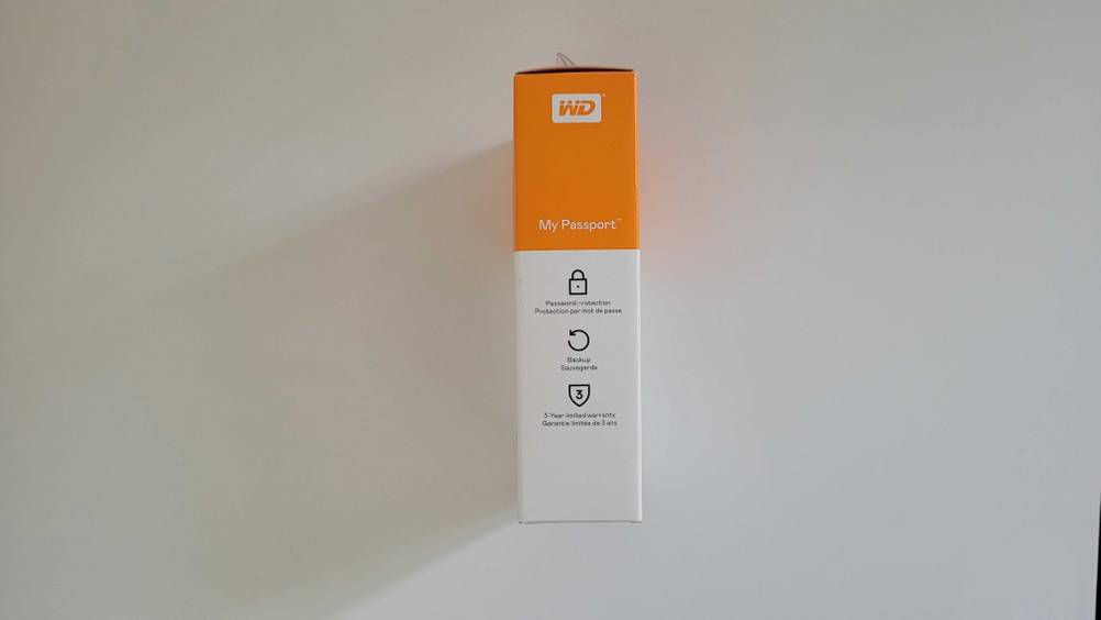 Seitenansicht einer Originalverpackung der getesteten externen SSD-Festplatte (2TB) auf einer hellen Fläche.