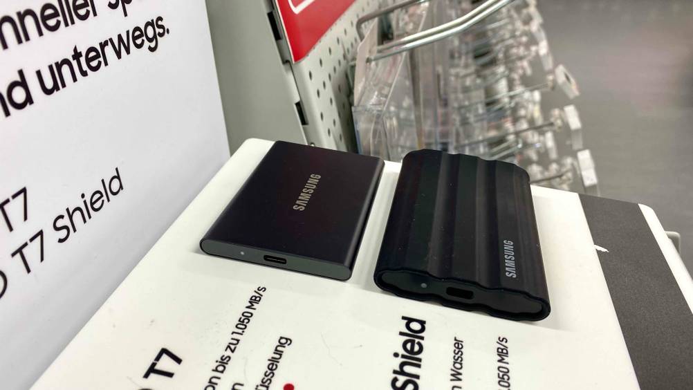 Getestet: Zwei externe SSD-Festplatten auf einer Infotafel befestigt von der Seite.