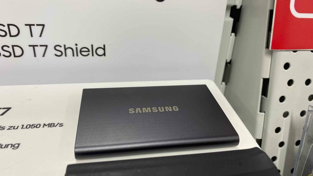 Eine getestete externe SSD-Festplatte auf einer Infotafel befestigt.