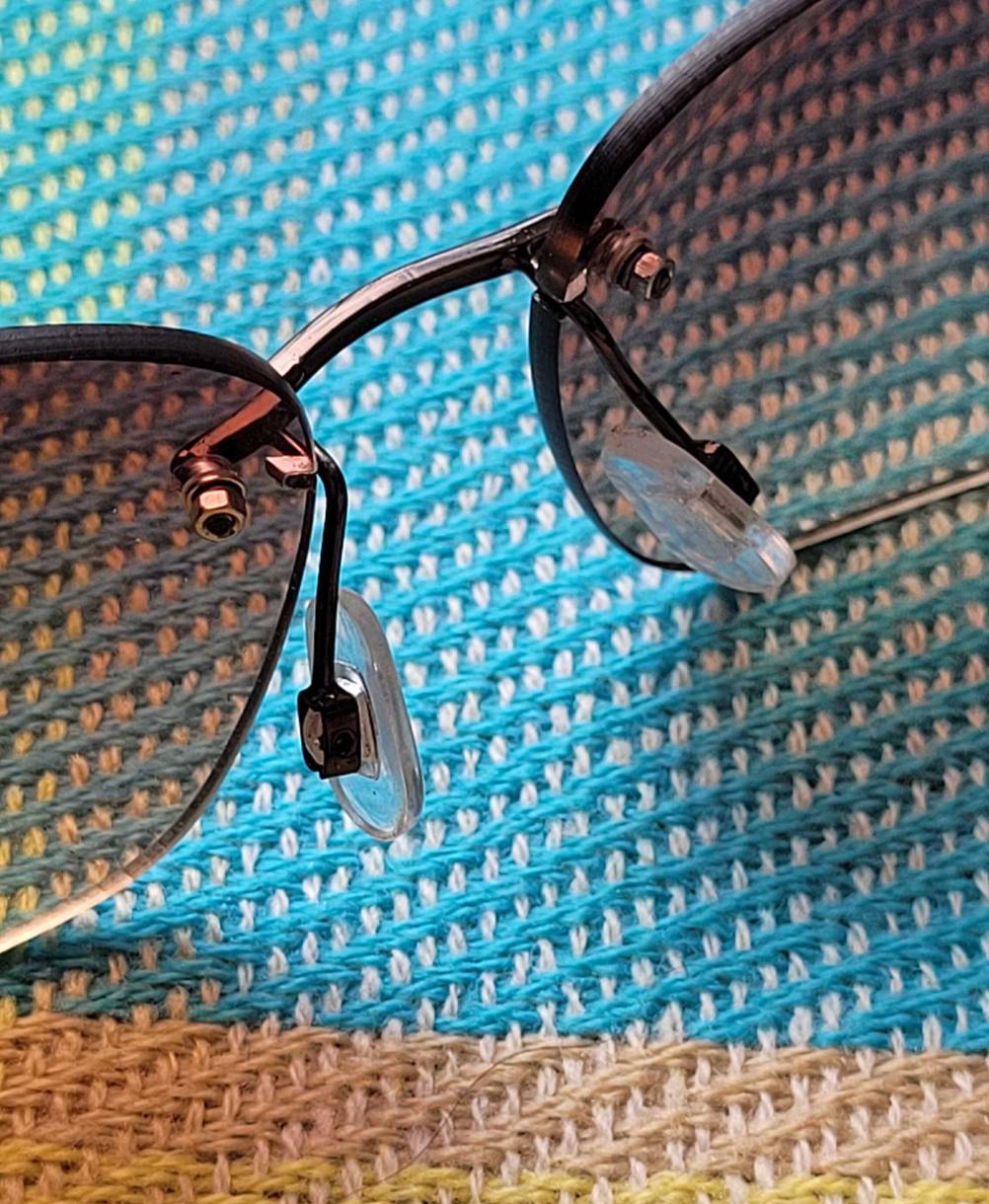 Damen-Sonnenbrillen im Test: Detailansicht des Nasenstegs mit Nasenpads.