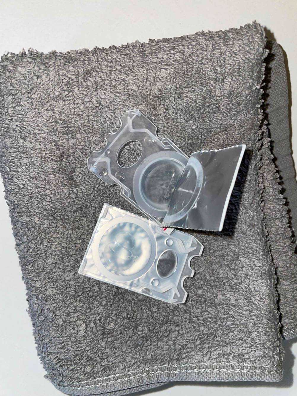 Eyelike-Monatslinsen in Schutzverpackung auf einem Handtuch.