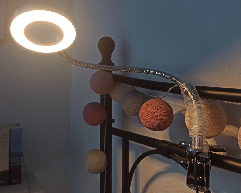 Hell leuchtende Leselampe an einem Bett.