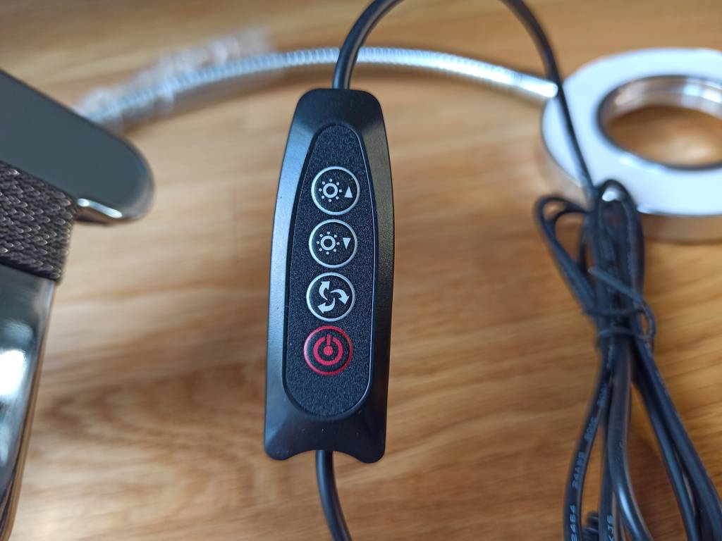 Bedienpanel einer Leselampe, die heller, dunkler und dimmend geschaltet werden kann.