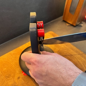 Messer wird aus dem F. Dick 9009200 gezogen