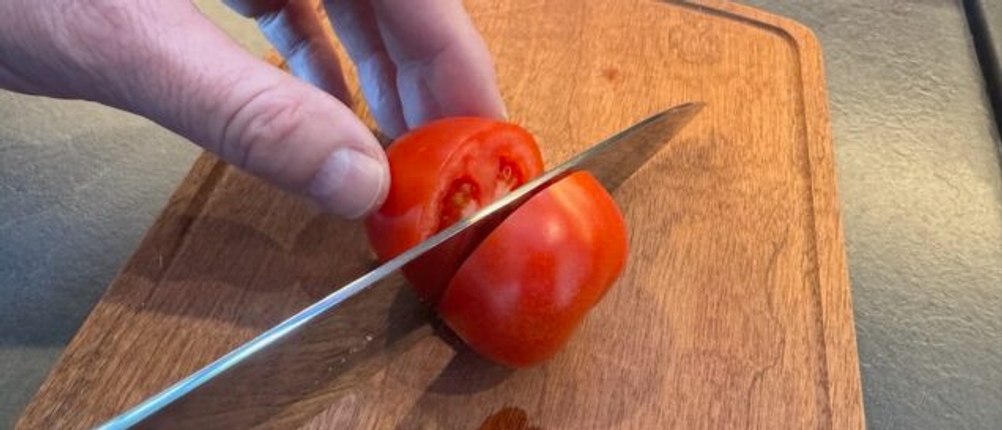 Messer schneidet Tomate nach dem Schleifen mit dem F. Dick 9009200