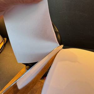 Messer schneidet Papier nach dem Schleifen mit dem F. Dick 9009200