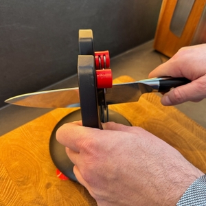 Messer steckt zur Hälfte im F. Dick 9009200