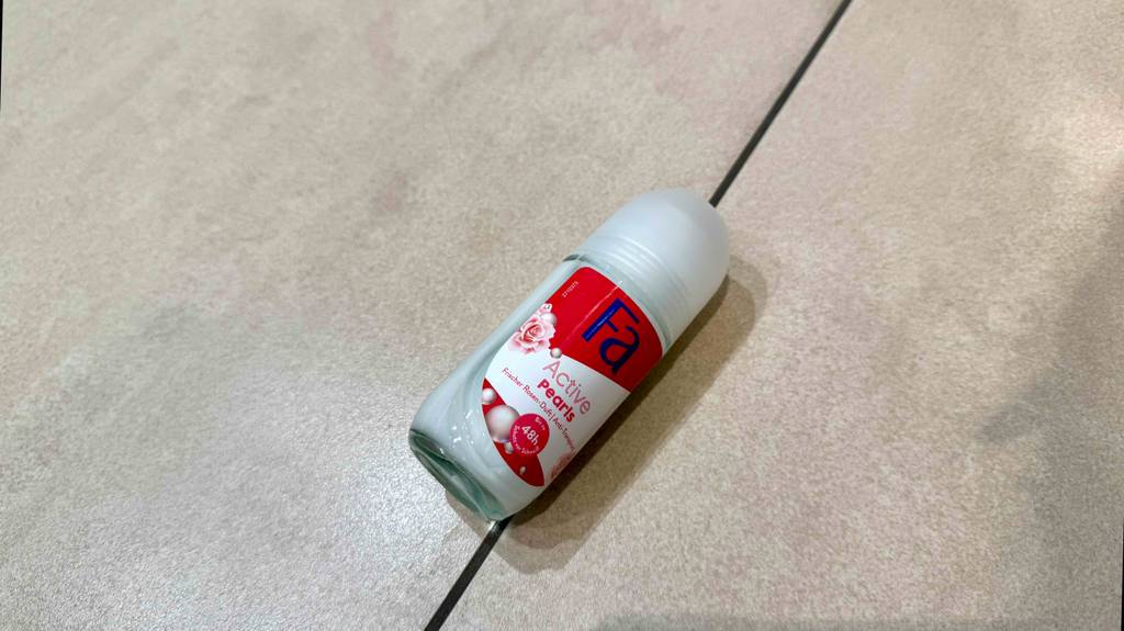 Ein Deoroller mit getestetem Fa-Deo liegt auf hellen Fliesen.