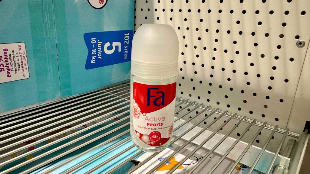 Ein Fläschchen Fa-Deo steht zum testen in einem Regal vor einem Pack Windeln.
