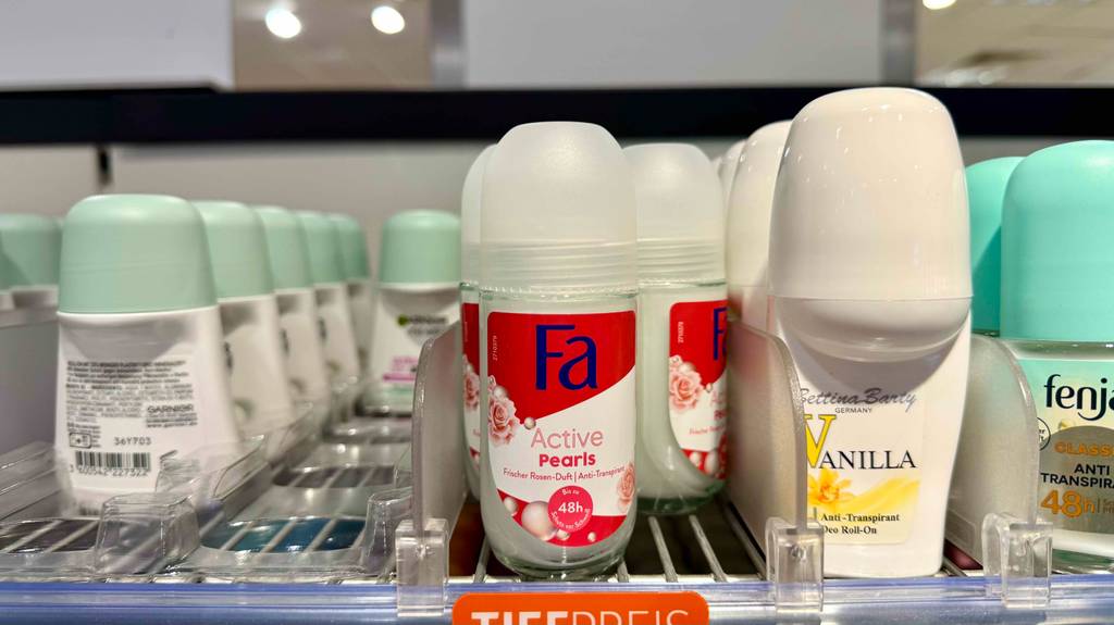Fa-Deo im Test: Mehrere Fläschchen stehen zwischen anderen Pflegeprodukten in einem Regal.