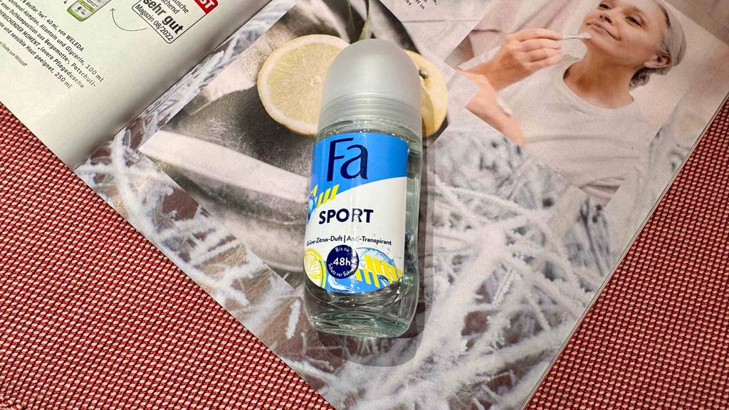 Im Test: Ein Fläschchen Sport-Deo liegt auf einer Zeitschrift.