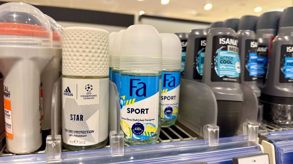 Sport-Deo im Test: Mehrere Fläschchen stehen zwischen anderen Deo-Sorten in einem Regal.