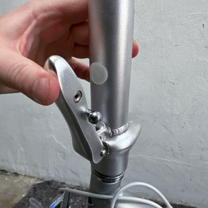 Das Bild zeigt die geschlossene Lenkerarretierung am FabricBike Folding Space Grey. Der Verriegelungshebel liegt flach an der Lenkerstange an.