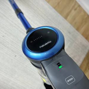 Das Bedienfeld des Fabuletta FSV001 ist aus der Vogelperspektive zu sehen. Der Akkustand wird über LEDs angezeigt.