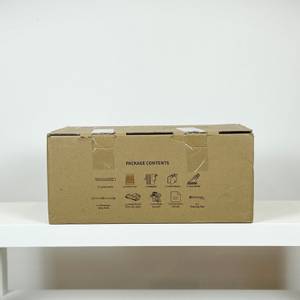 Die Rückseite des Versandkartons vom Fabuletta FSV001 zeigt die einzelnen Komponenten als Icons. Die Verpackung steht auf einem weißen Tisch.