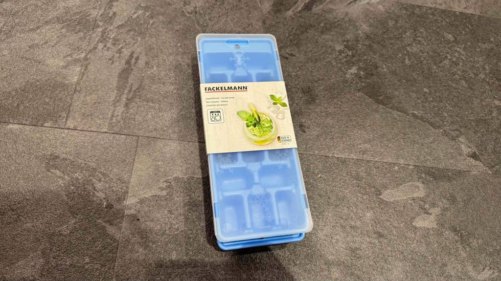 Getestet: Eine Eiswürfelform mit Deckel liegt auf einem Fliesenbelag.