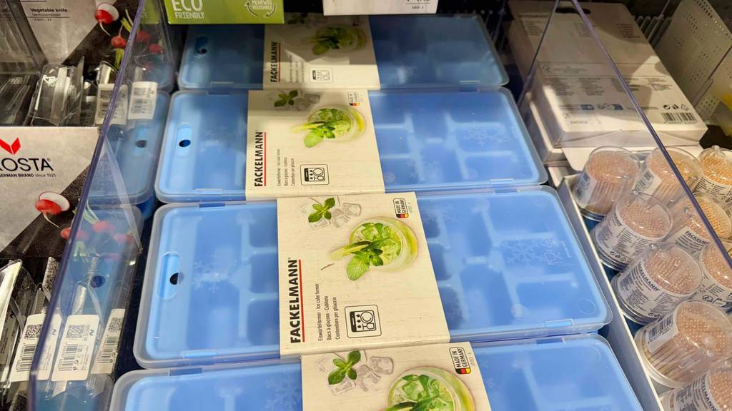 Im Test: Eiswürfelformen mit Deckel befinden sich gestapelt auf einem Verkaufsregal neben weiteren Haushaltsprodukten.