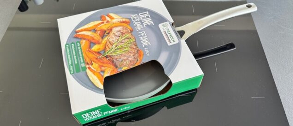 Die Fackelmann-Keramikpfanne in ihrer Originalverpackung.