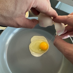 Ei aufschlagen in der Fackelmann-Keramikpfanne