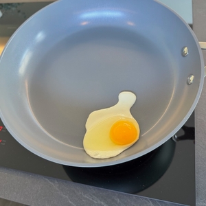 Spiegelei brät und gleitet gut in der Fackelmann-Keramikpfanne