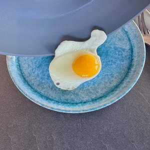 Spiegelei gleitet von der Fackelmann-Keramikpfanne auf einen Teller