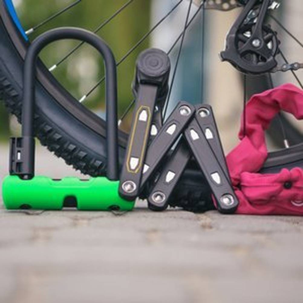 Fahrradreifen vor dem verschiedene Fahrradschlösser liegen