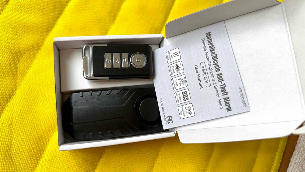 Fahrrad-Alarmanlage getestet: Die Alarmanlage und Ihr Schlüssel inklusive Bedienungsanleitung in der Verpackung.