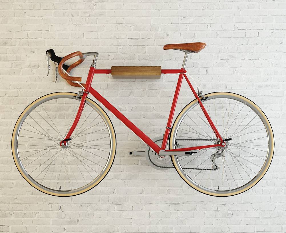 Rotes Fahrrad an der Wand