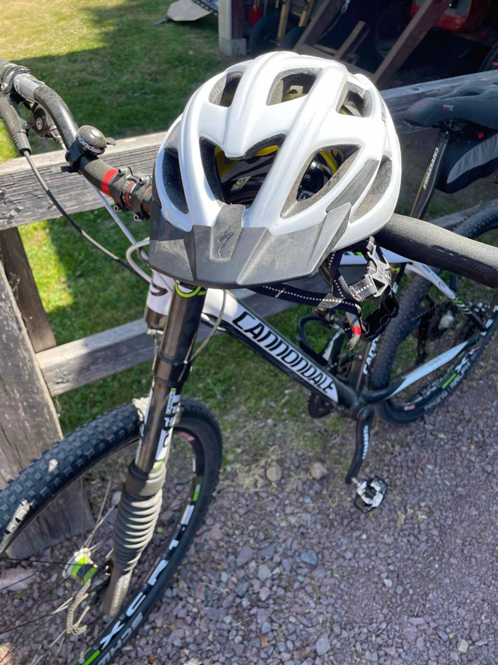 Fahrradhelm-Herren-Test: Fahrradhelm an Lenkerstange eines Fahrrads angehängt.