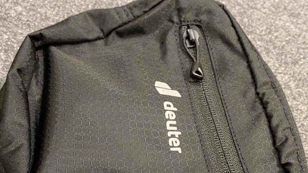 Fahrrad-Lenkertasche getestet: Nahaufnahme des Zippers und des Logos auf der Vorderseite.