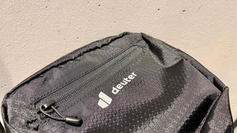Fahrrad-Lenkertasche getestet: Nahaufnahme des Logos auf der Tasche unterhalb des Reisverschlusses.
