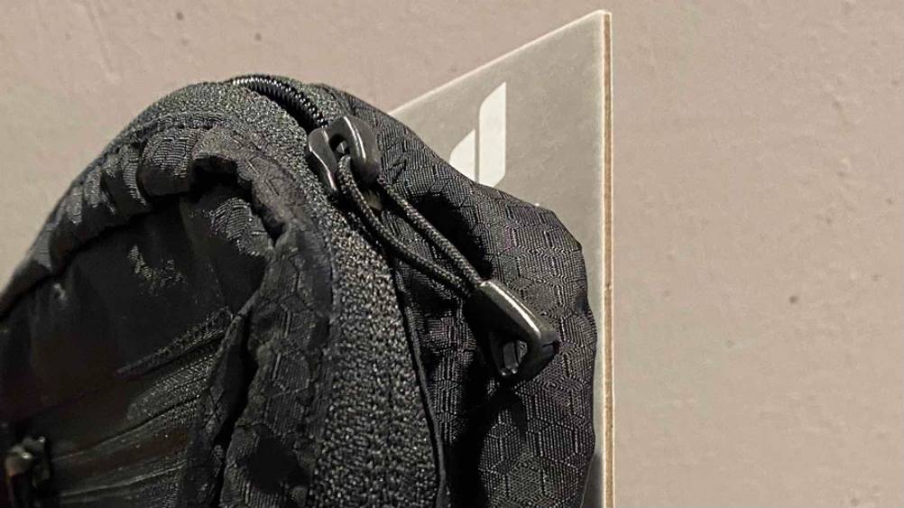 Nahnahme des Reisverschlusszippers einer getesteten Fahrrad-Lenkertasche.