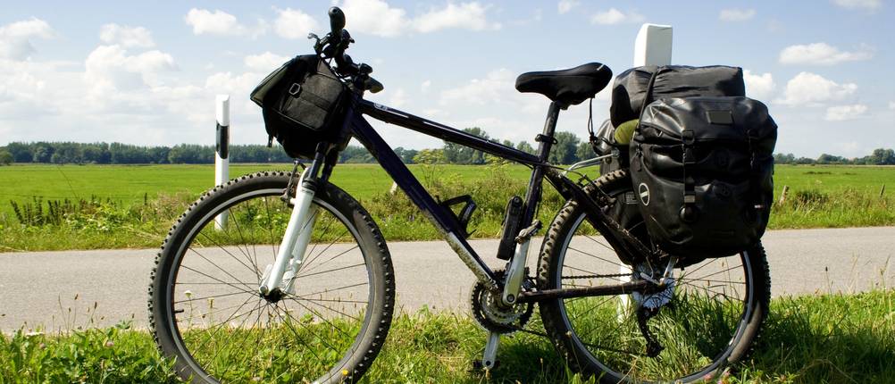 Fahrradkoffer sind eine sehr gute Alternative zu einem Fahrradkorb und können mit einer speziellen Halterung auch an Rennrädern oder Mountainbikes angebracht werden.