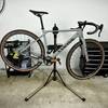 Ein Canyon Gravelbike ist im Cxwxc Fahrrad-Montageständer eingespannt und bereit für Wartungsarbeiten.