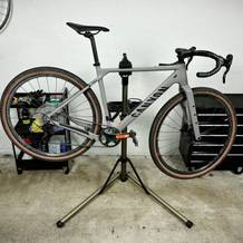 Ein Canyon Gravelbike ist im Cxwxc Fahrrad-Montageständer eingespannt und bereit für Wartungsarbeiten.