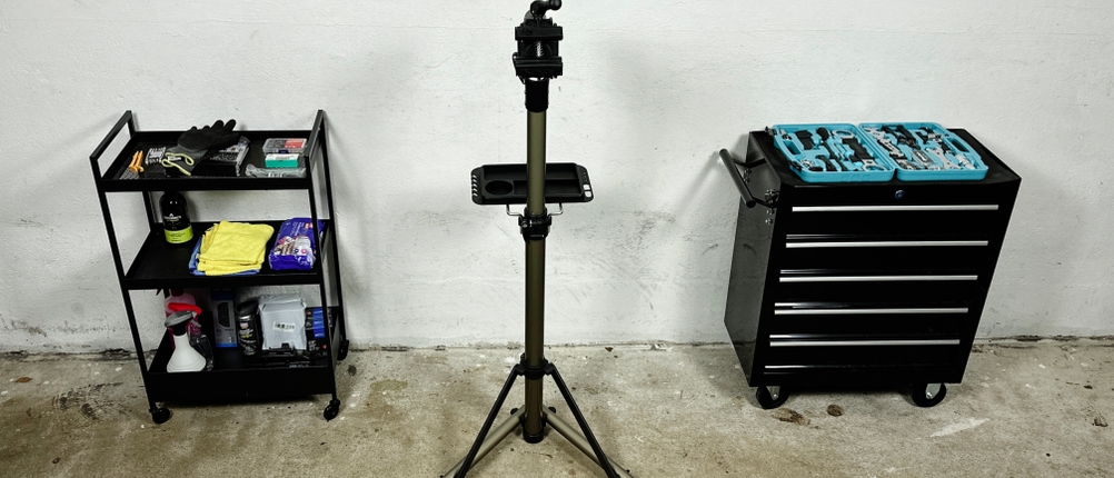 Der Cxwxc-Fahrrad-Montageständer in vollständiger Ansicht, bereit für den Einsatz in einer Werkstatt.