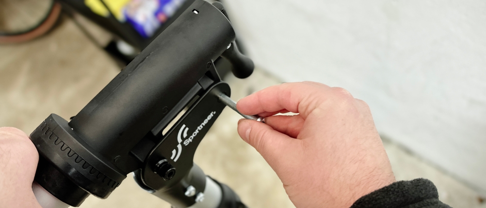 Die Montage des Hebearms am Sportneer-Montageständer mit einem Innensechskantschlüssel.