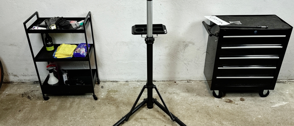 Der Sportneer-Fahrrad-Montageständer in voller Größe aufgebaut in einer Werkstatt.