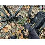 Mit dem Fahrrad-Multitool von Rockbros wird eine Pedale an einem Fahrrad festgezogen.