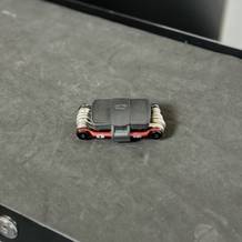 Das Fahrrad-Multitool von Crankbrothers liegt ausgepackt auf einem Rollwagen.