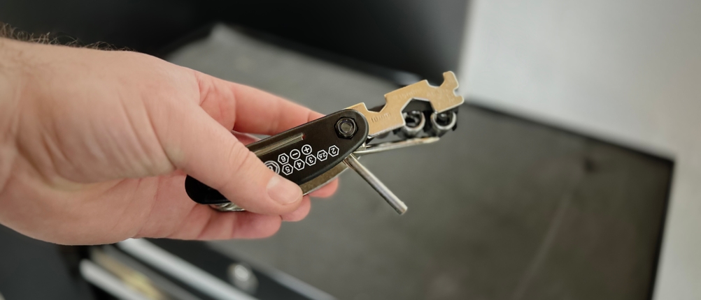 Das Fahrrad-Multitool von Rockbros ausgeklappt im Detail.