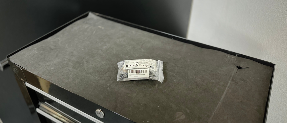 Das Fahrrad-Multitool von Rockbros liegt eingepackt auf einem Rollwagen.